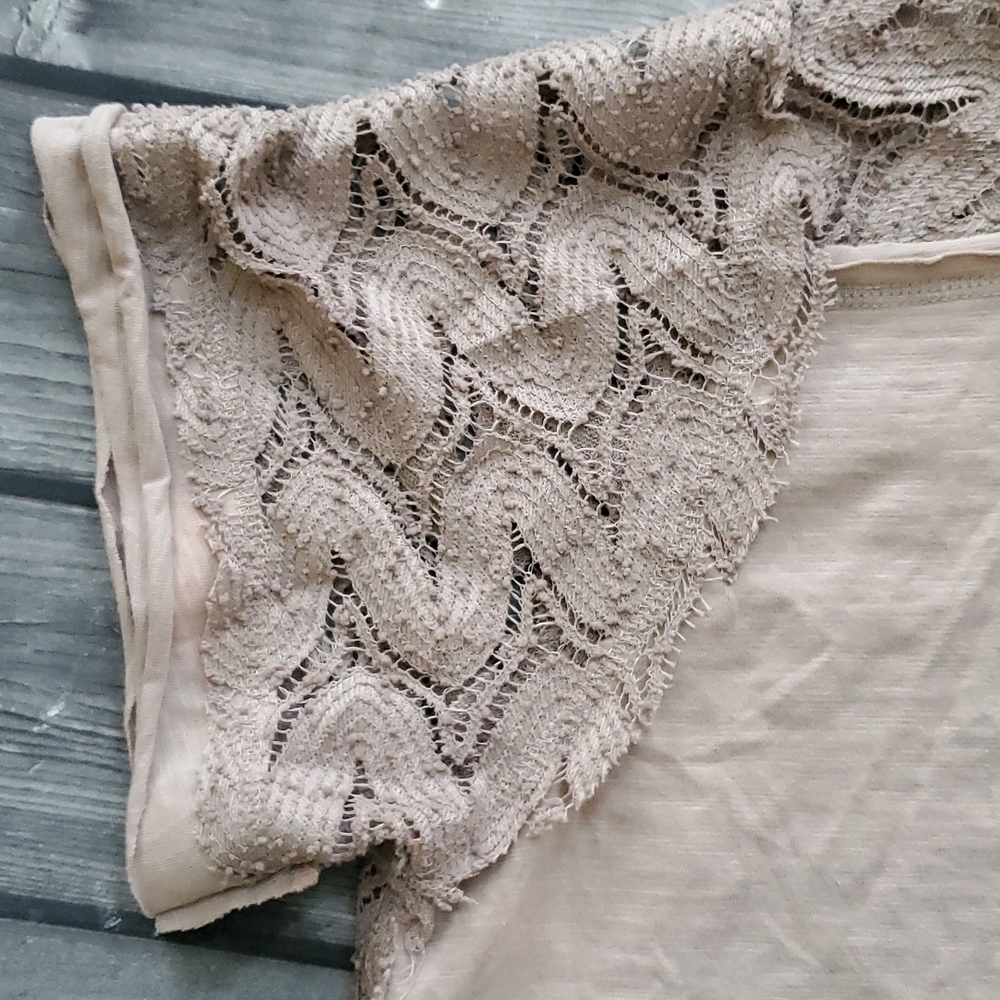 Umgee Crocheted Lace Distressed Shirt Sz Large - Picture 3 of 7